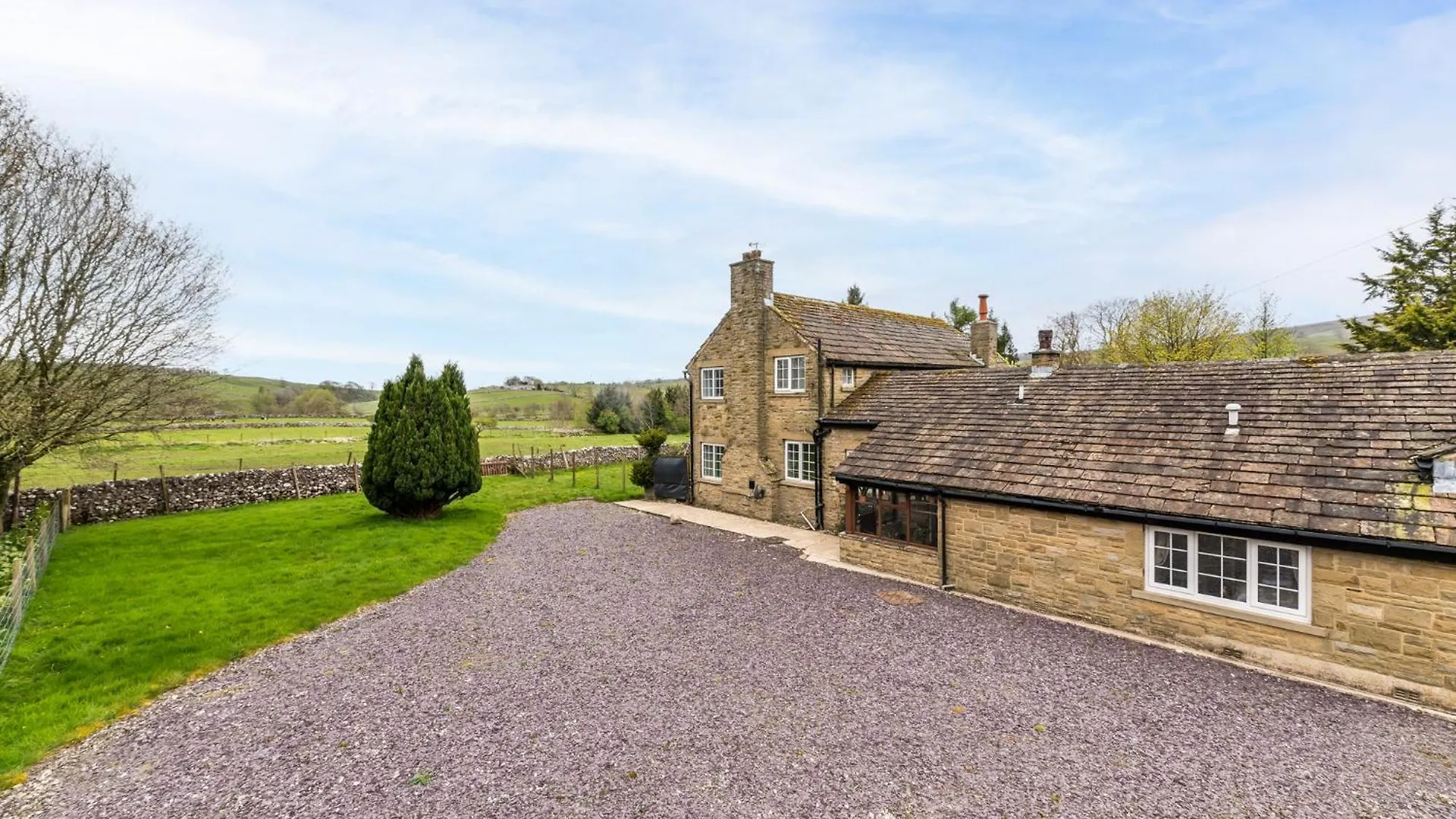 Central Malham Wellbeing Escape, 1-Bed Cottage With Yoga Studio
